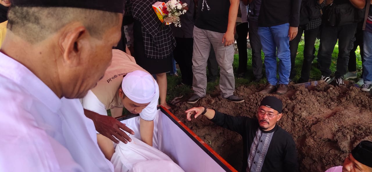 Akhirnya Johny Indo Dimakamkan Secara Islam dan Tanpa Peti